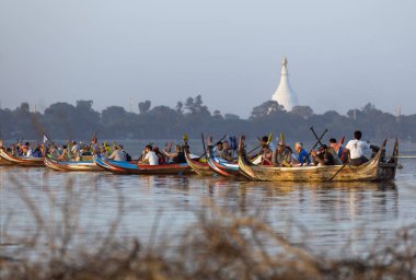 Mandalay, Myanmar - 28 Aralık 2016: U Bein Köprüsü, Amarapura, Mandalay, Myanmar 'da gün batımını bekleyen insanlar. U Bein Gelini, Taungthaman Gölü boyunca uzanan bir geçittir..