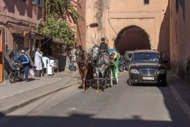 MARRAKESH, FOCCO - 26 ARALIK 2017: Marakeş 'in Medine' sindeki insanlar. Marakeş, Fas 'ın en popüler turizm beldesi..