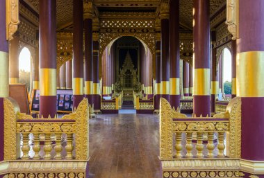 Bagan, Myanmar - 31 Aralık 2016: Bagan 'da alacakaranlıkta Altın Saray. Bagan, Myanmar 'ın Mandalay bölgesinde yer alan antik bir şehirdir. .