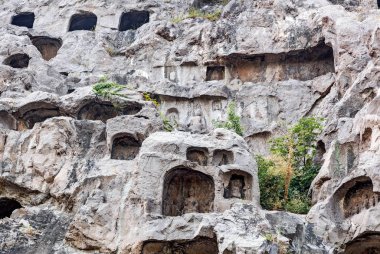 Yi Nehri üzerindeki Çin Budist Anıtı Longmen Mağarası (Dragon 's Gate Grottoes, Longmen Mağaraları)