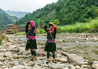 LONGJI, ÇİN - 3 Ağustos 2017: Longji Yao köyündeki kadınlar, Longji Rice Terraces yakınlarında.