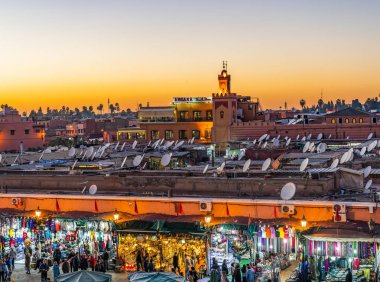 Marakeş, Fas - 25 Aralık 2017 Jemaa el Fna Meydanı, Marakeş 'in merkezindeki amfetamin pazarı..