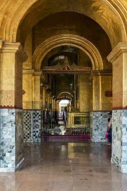 Mandalay, Myanmar - 28 Aralık 2016: Mandalay 'ın güneybatısında yer alan bir Budist tapınağı ve büyük hac alanı olan Mahamuni Buddha' nın İçi
