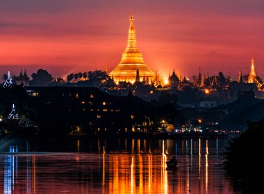 Gün batımında Shwedagon tapınağı, Yangon, Myanmar