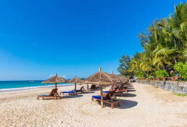 Ngapali 'nin kumlu plajı. Palmiye ağaçlarıyla süslenmiş beyaz kumlarıyla Bengal Körfezi 'nin berrak suları Myanmar' ın en önemli plajı olarak haklı bir üne sahiptir..