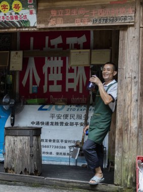 LONGJI, ÇİN - 3 Ağustos 2017: Longji Yao köyü, uzun saçlı kadınlarla ünlüdür.