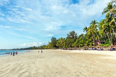NGAPALI, MYANMAR - 5 HAZİRAN 2017: Palmiye ağaçlarıyla süslenmiş beyaz kumlarıyla Bengal Körfezi 'nin berrak suları Myanmar' ın en önemli plajı olarak haklı bir üne sahiptir..