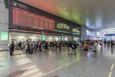 SHANGHAI ÇİN - 6 AĞUSTOS 2017: Kimliği belirsiz insanlar Şangay Hongqiao tren istasyonuna seyahat ediyor