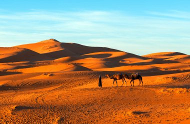 Merzouga köyü yakınlarındaki Sahra Çölü..