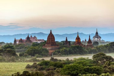 Bagan, Myanmar 'ın gün batımı manzarası