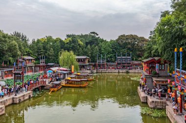 Pekin, Çin - 29 Temmuz 2017: Yaz Sarayı ve bahçe kompleksi. Aralık 1998 'de UNESCO, Yaz Sarayı' nı Dünya Mirasları Listesine ekledi.. 