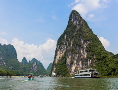Yangshuo, Çin - 2 Ağustos 2017: Li nehri Xinping (Yangshuo) yakınlarında.