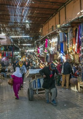 MARRAKESH, MOROCCO - 26 Aralık 2017: Marakeş Medine pazarındaki insanlar. Marakeş, Fas 'ın en popüler turizm beldesi..
