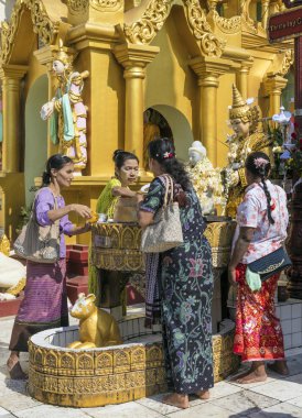 Yangon, Myanmar - 25 Aralık 2016 - Yangon, Myanmar 'daki Shwedagon Pagoda.