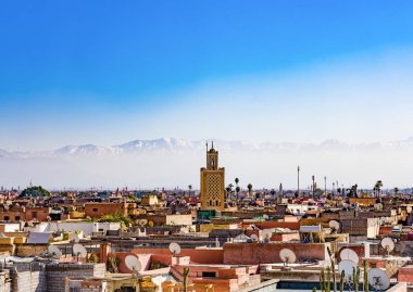 Marakeş, Fas - 25 Aralık 2017 Jemaa el Fna Meydanı, Marakeş 'in merkezindeki amfetamin pazarı..