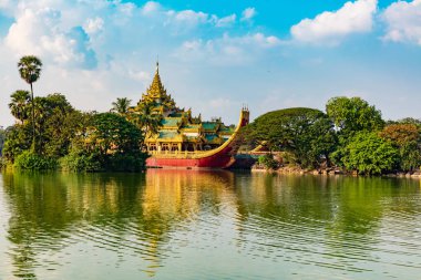 Karaweik Salonu, Kandawgyi Gölü 'nün doğu kıyısında bir saray, Yangon, Burma