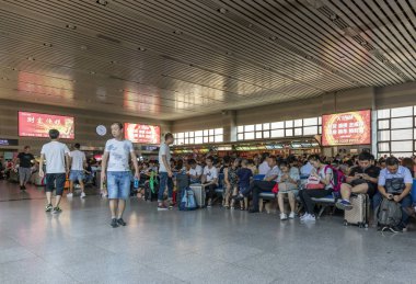 BEIJING, ÇİN - 29 HAZİRAN 2017: Pekin Batı Tren İstasyonu koridorundaki insanlar. Terminal, 510 bin metrekarelik bir alana sahip Asya 'nın en büyük tren istasyonuydu.