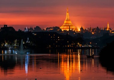 Gün batımında Shwedagon tapınağı, Yangon, Myanmar