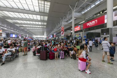 SHANGHAI ÇİN - 6 AĞUSTOS 2017: Kimliği belirsiz insanlar Şangay Hongqiao tren istasyonuna seyahat ediyor