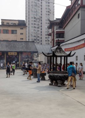 SHANGHAI ÇİN - 5 Ağustos 2017 Yeşim Buddha Tapınağı. 1882 'de, Burma' dan Huigen adında bir keşiş tarafından getirilen iki Yeşim Buddha heykelini saklamak için eski bir tapınak inşa edildi.