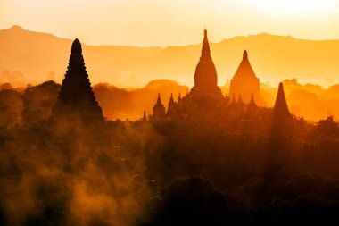 Bagan, Myanmar 'da renkli sabah ışıkları