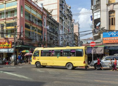 Yangon, Myanmar - 25. Aralık 2016: Eski başkent Myanmar 'da sokakta yürüyen insanlar.