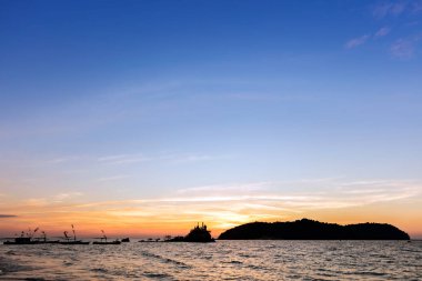 Gün batımında Ngapali 'nin kumlu plajı. Palmiye ağaçlarıyla süslenmiş beyaz kumlarıyla Bengal Körfezi 'nin berrak suları Myanmar' ın en önemli plajı olarak haklı bir üne sahiptir..