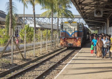 Yangon, Myanmar - 26. Aralık 2016: İnsanlar Circle Line tren istasyonunda tren bekliyor. Burma Demiryolları, Myanmar 'daki demiryolu ağını işleten devlet dairesi..