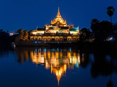 Gün batımında Karaweik Sarayı, Yangon, Myanmar