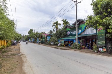 NGAPALI, MYANMAR - 5 HAZİRAN 2017 Ngapali Caddesi. Palmiye ağaçlarıyla süslenmiş beyaz kumlarıyla Bengal Körfezi 'nin berrak suları Myanmar' ın en önemli plajı olarak haklı bir üne sahiptir..