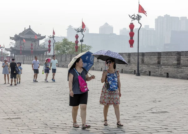 China Juli 2017 Menschen Gehen Auf Der Stadtmauer Von Xian — Stockfoto