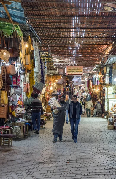 モロッコのマラケシュ2013年6月4日モロッコのマラケシュ中心街の市場通り — ストック写真
