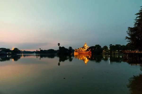 Karaweik Palota Yangonban Mianmarban — Stock Fotó