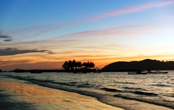 Piaszczysta Plaża Ngapali Zachodzie Słońca Dzięki Białemu Piaskowi Obrzeżach Palmy — Zdjęcie stockowe