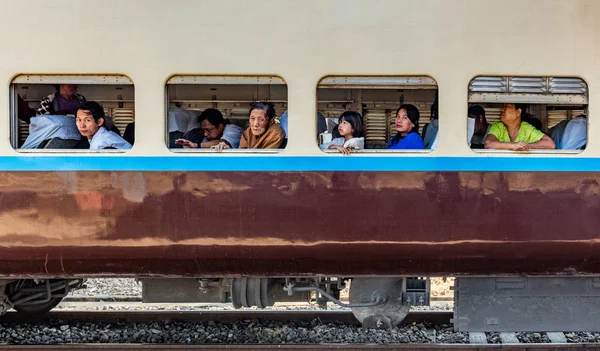 Bago Myanmar Diciembre 2016 Gente Que Sale Estación Tren Bago — Foto de Stock