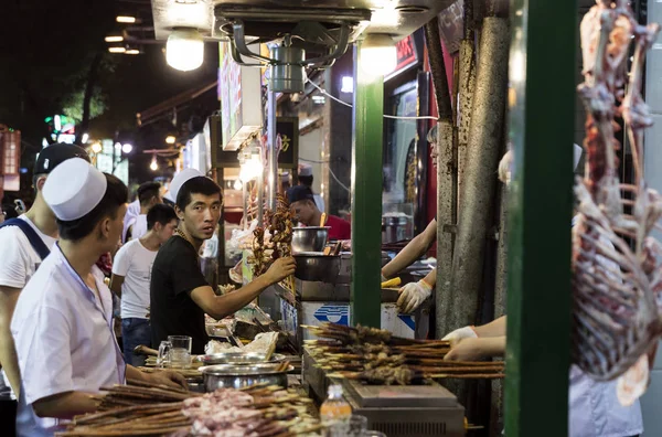 8月2017 北京天安門イスラム教徒市場としても知られている西安のイスラム教徒地区で麺を製造 販売している屋台の夜景 — ストック写真