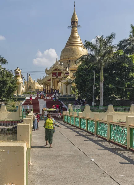 缅甸仰光 2016年12月25日 人们参观位于缅甸仰光Dagon镇Shwedagon Pagoda Road的Maha Wizaya Paya塔 — 图库照片