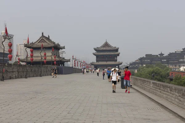 China Julho 2017 Pessoas Caminhando Muro Cidade Xian Maior Sistema — Fotografia de Stock