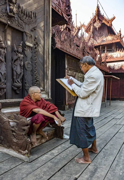 Amarapura Myanmar December 2016 Monks Talking Mahagandayon Monastery Magnificient Monastery — Stock Photo, Image