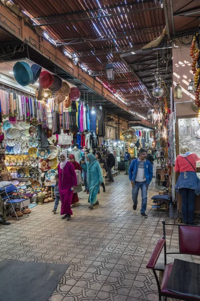 MARRAKESH, FOCCO - 26 ARALIK 2017 Marakeş Medine Pazarı. Marakeş, Fas 'ın en popüler turizm beldesi..