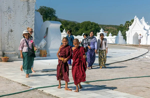 Мингун Мьянма Декабря 2016 Года Люди Хсинбю Мьятхыдан Пагода Белый — стоковое фото