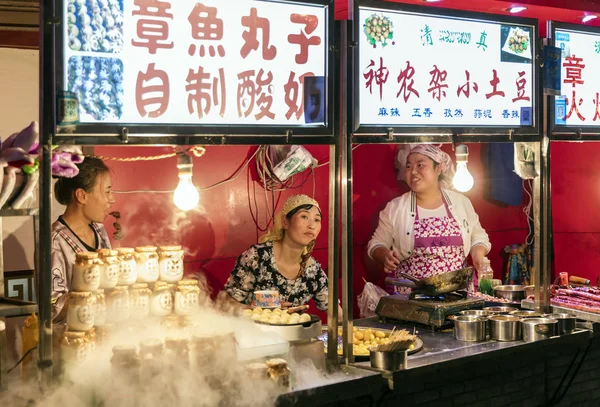 8月2017 北京天安門イスラム教徒市場としても知られている西安のイスラム教徒地区で麺を製造 販売している屋台の夜景 — ストック写真