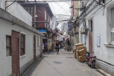 Şangay, Çin - 6 Ağustos 2017 - Eski Şangay Caddesi - mimari yapıları geleneksel Çin stiline dönüştürülen ve günümüz ticari mağazalarına dönüştürülmüş eski konut binaları.