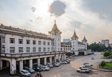 Yangon, Myanmar - 26. Aralık 2016: Ana tren istasyonu inşaatı. Burma Demiryolları, Myanmar 'daki demiryolu ağını işleten devlet dairesi..
