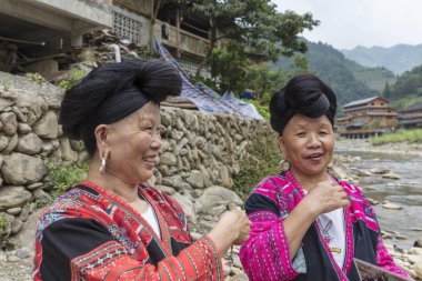 LONGJI, ÇİN - 3 Ağustos 2017: Longji Yao köyündeki kadınlar, Longji Rice Terraces yakınlarında.