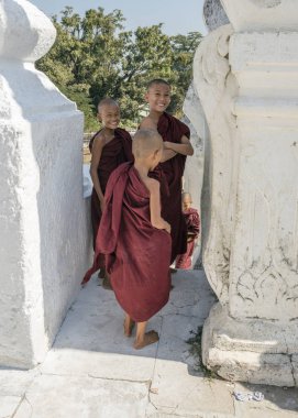 Mingun, Myanmar - 28 Aralık 2016: Myanmar 'da Mandalay yakınlarındaki Mingun' daki Hsinbyume Myatheindan Pagoda (Beyaz Tapınak) halkı)