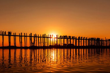 Gün batımında Ubein Köprüsü, Amarapura, Myanmar