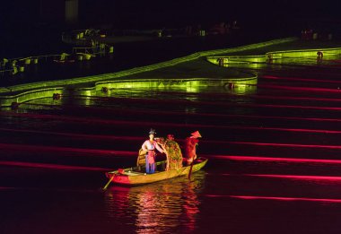 Yangshuo, Çin - 02 Ağustos 2017: Li Nehri üzerinde Yangshuo ışığı ve dans ayakkabısı.