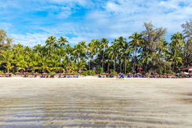 NGAPALI, MYANMAR - 5 HAZİRAN 2017: Palmiye ağaçlarıyla süslenmiş beyaz kumlarıyla Bengal Körfezi 'nin berrak suları Myanmar' ın en önemli plajı olarak haklı bir üne sahiptir..