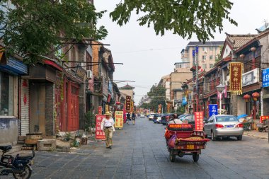 Luoyang, Çin - 31 Temmuz 2017: Luoyang şehir merkezi. Çin 'in merkez ovasında Çin medeniyetinin beşiği konumundadır ve Çin' in dört büyük antik başkentinden biridir.